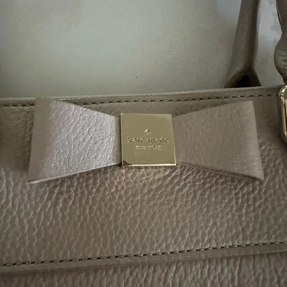 ♠️Kate Spade♠️ bow shoulder bag/tote in beautiful taupe RN0102760 - Picture 4 of 16